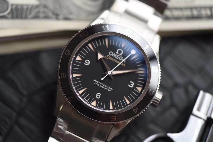 2、欧米茄海马幽灵限量版手表：欧米茄限量版手表值得购买吗？